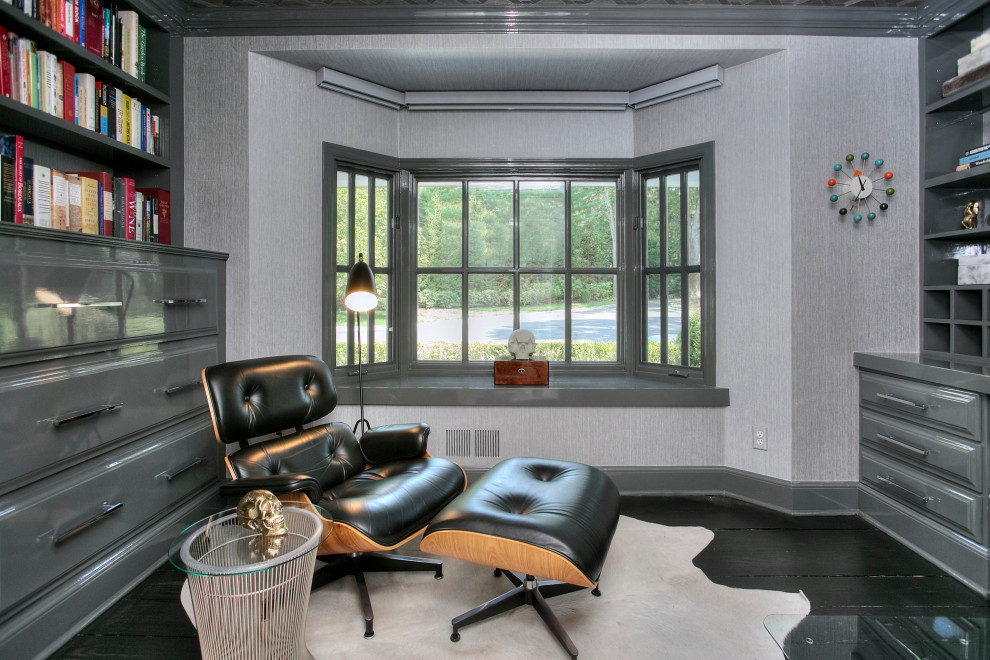 Mittelgroßes Klassisches Lesezimmer ohne Kamin mit grauer Wandfarbe, gebeiztem Holzboden und schwarzem Boden in New York