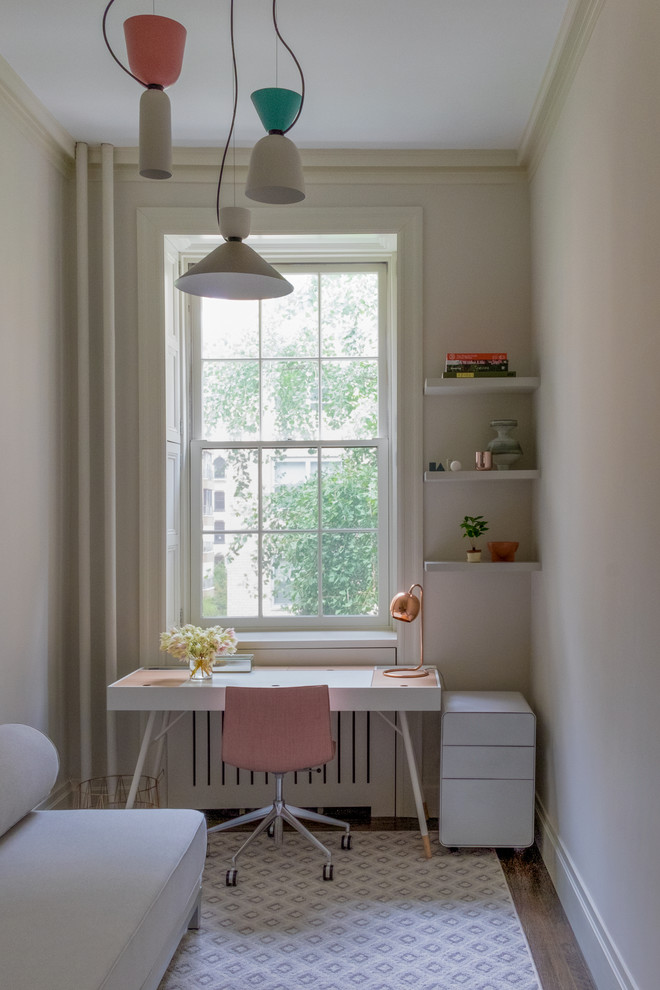 Imagen de despacho actual pequeño sin chimenea con suelo de madera oscura, escritorio independiente y paredes grises