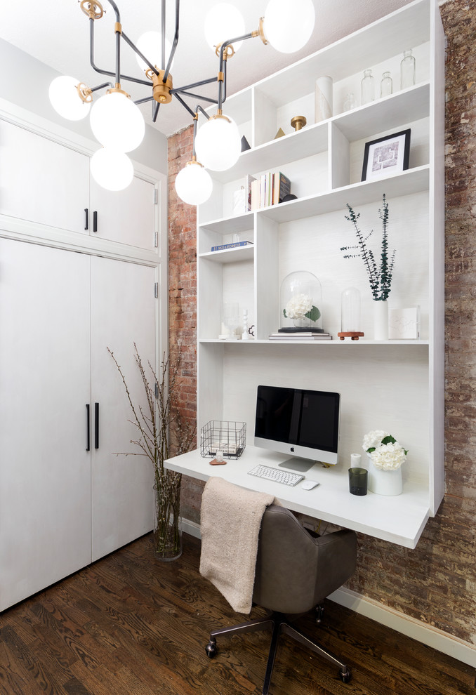 Immagine di un piccolo ufficio contemporaneo con parquet scuro e scrivania incassata
