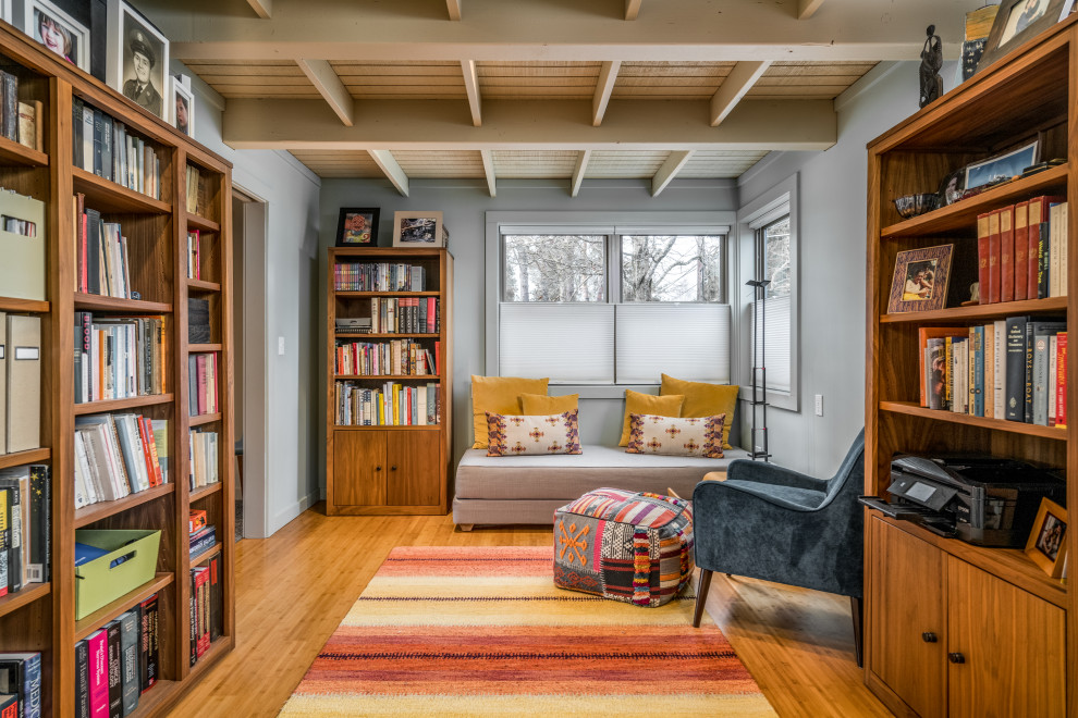 Diseño de despacho contemporáneo con paredes grises, suelo de madera en tonos medios y suelo marrón