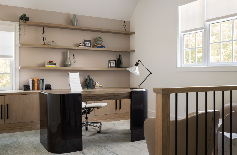Идея дизайна: рабочее место в современном стиле с отдельно стоящим рабочим столом и коричневыми стенами без камина