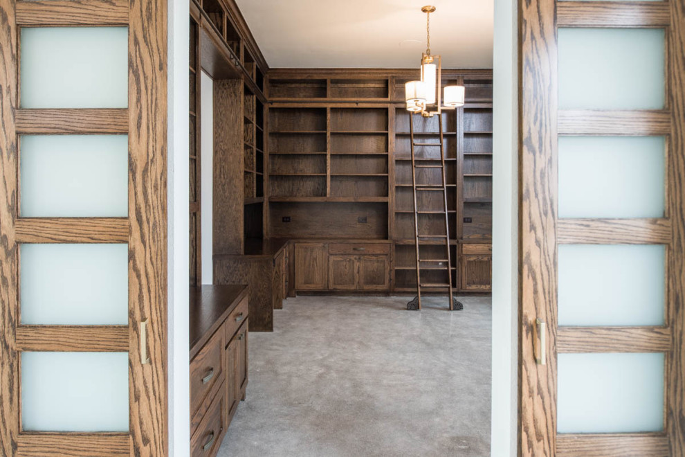 Mittelgroßes Modernes Lesezimmer mit brauner Wandfarbe, Betonboden und grauem Boden in Dallas