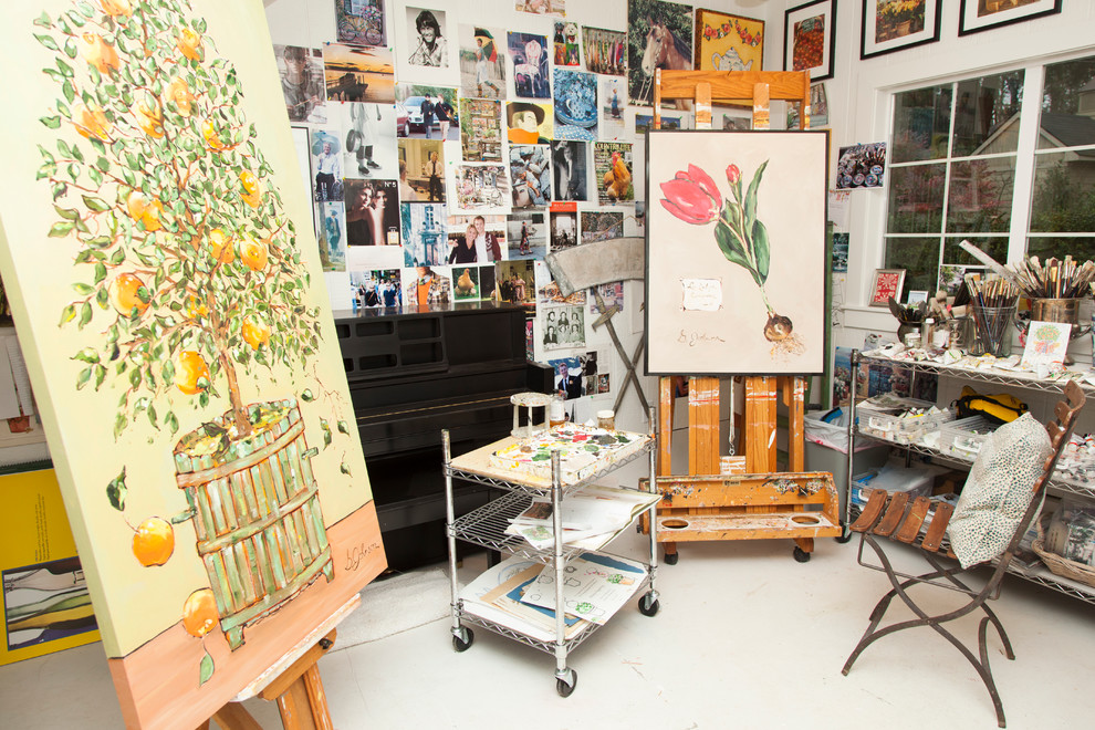 Cette image montre un bureau traditionnel de type studio avec un mur blanc et un sol blanc.