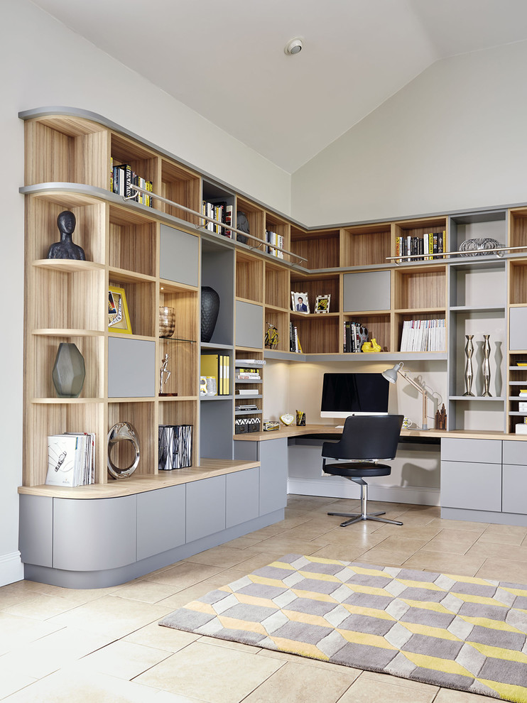 Idee per un ufficio minimal con pareti bianche, pavimento con piastrelle in ceramica, scrivania incassata e pavimento beige