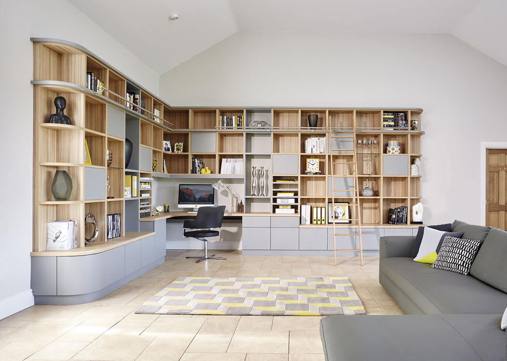Modernes Arbeitszimmer mit Arbeitsplatz, weißer Wandfarbe, Keramikboden, Einbau-Schreibtisch und beigem Boden in Manchester