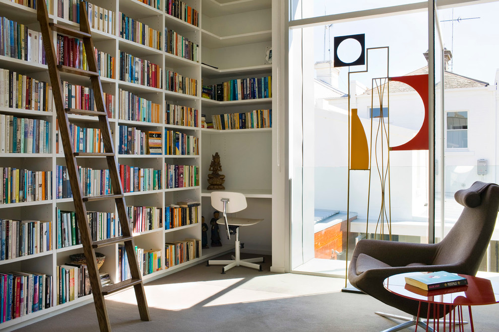 メルボルンにあるコンテンポラリースタイルのおしゃれな書斎 (白い壁、造り付け机) の写真