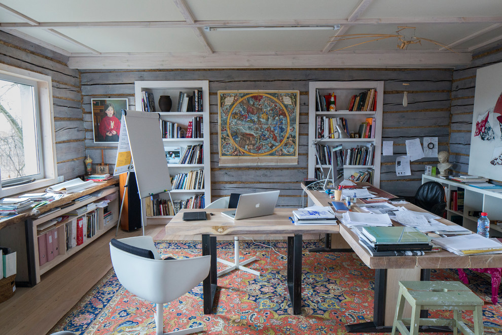 Idée de décoration pour un bureau bohème de taille moyenne avec un mur gris, parquet clair et un bureau indépendant.