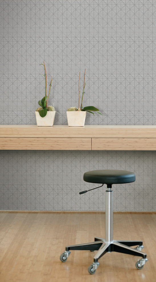 Idéer för ett modernt arbetsrum, med grå väggar och ett inbyggt skrivbord