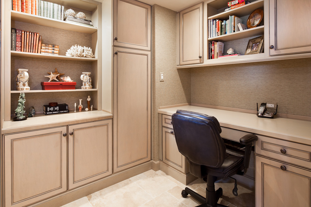 Imagen de despacho tradicional de tamaño medio con paredes marrones, suelo de travertino y escritorio empotrado