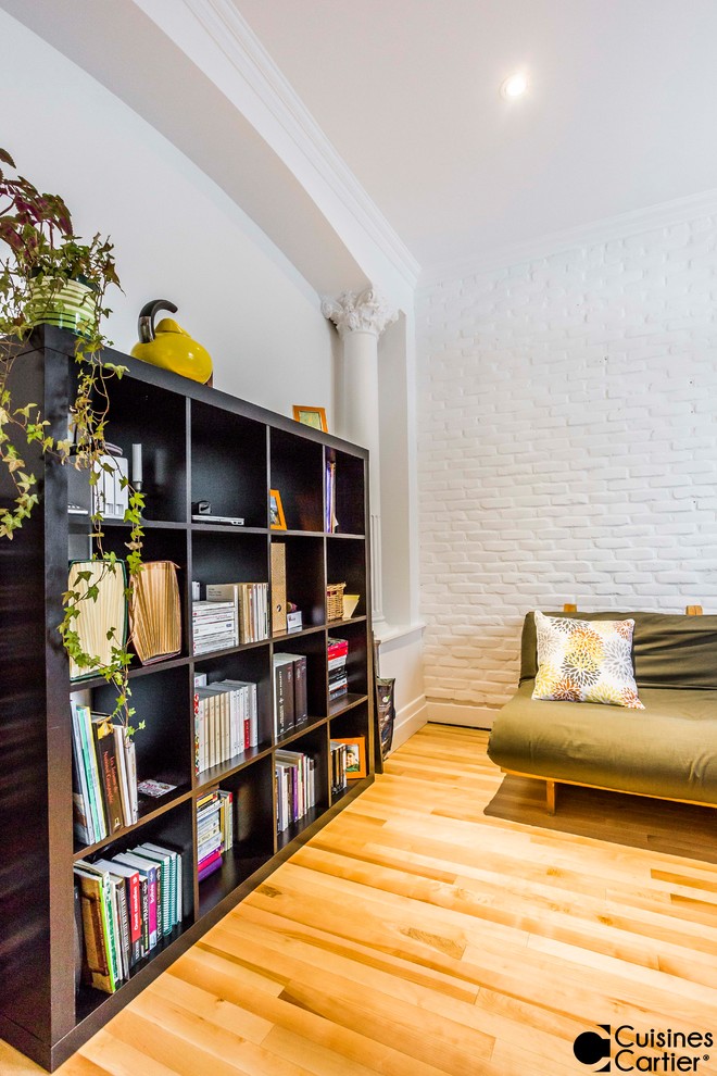 Idéer för ett mellanstort skandinaviskt hemmabibliotek, med vita väggar, ljust trägolv och ett fristående skrivbord