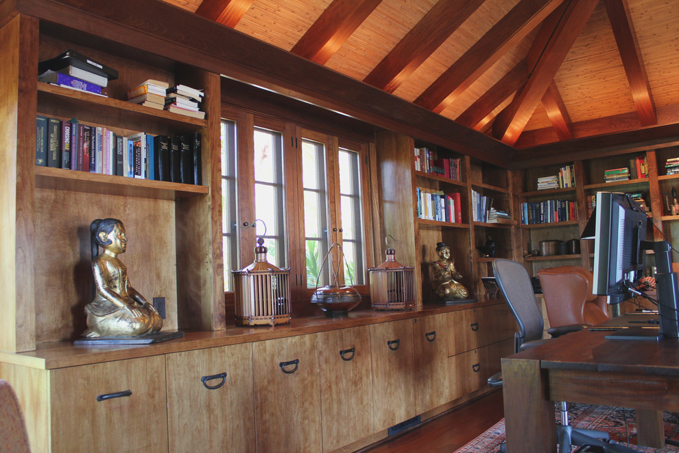 Mittelgroßes Asiatisches Arbeitszimmer ohne Kamin mit beiger Wandfarbe, braunem Holzboden und freistehendem Schreibtisch in Santa Barbara