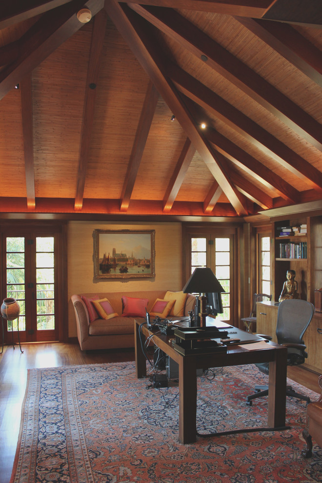 Imagen de despacho asiático de tamaño medio sin chimenea con paredes beige, suelo de madera en tonos medios y escritorio independiente