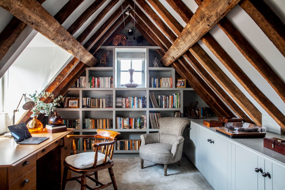 Kleines Landhaus Lesezimmer mit grauer Wandfarbe, Teppichboden, freistehendem Schreibtisch und grauem Boden in Surrey