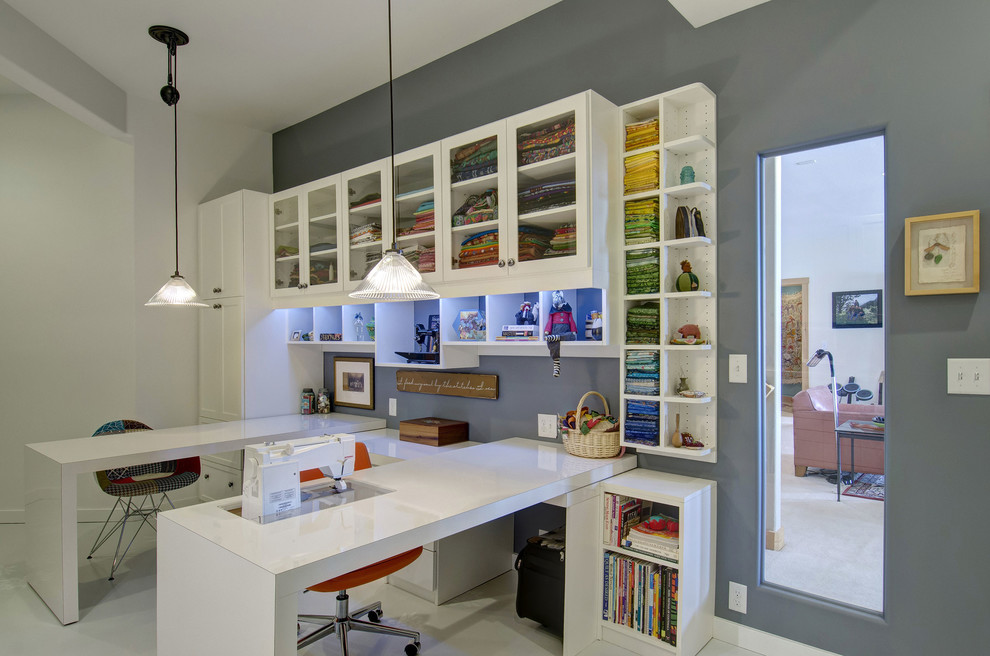 Exemple d'un bureau atelier chic de taille moyenne avec un mur gris, un sol en carrelage de porcelaine, aucune cheminée, un bureau intégré et un sol blanc.