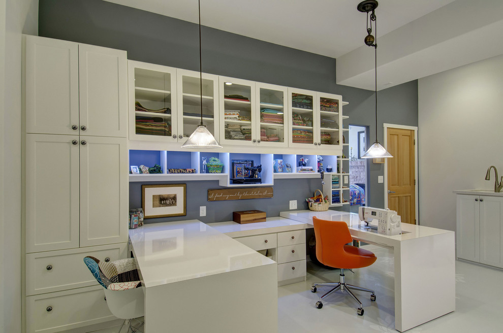 Mittelgroßes Klassisches Nähzimmer ohne Kamin mit grauer Wandfarbe, Porzellan-Bodenfliesen, Einbau-Schreibtisch und weißem Boden in Denver