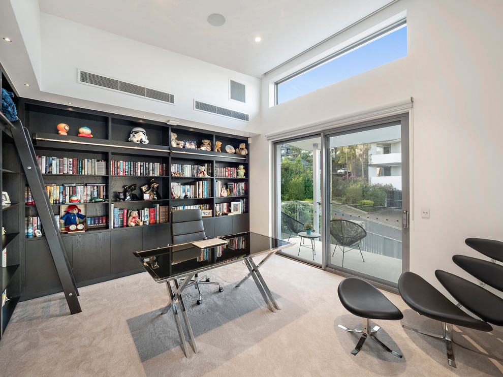 Idéer för ett mellanstort modernt arbetsrum, med ett bibliotek, vita väggar, heltäckningsmatta, ett fristående skrivbord och grått golv