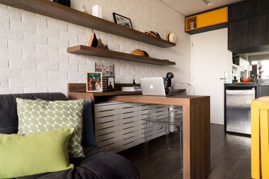 Immagine di un piccolo studio moderno con libreria, pareti bianche, pavimento in vinile, scrivania incassata e pavimento grigio