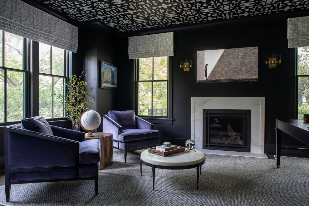 フィラデルフィアにあるトランジショナルスタイルのおしゃれなホームオフィス・書斎 (黒い壁、標準型暖炉、自立型机) の写真