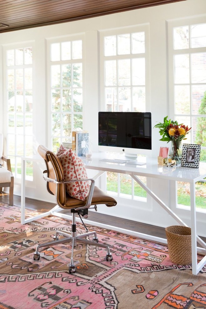 Inspiration pour un bureau traditionnel avec parquet foncé, un bureau indépendant, un mur blanc et un sol marron.