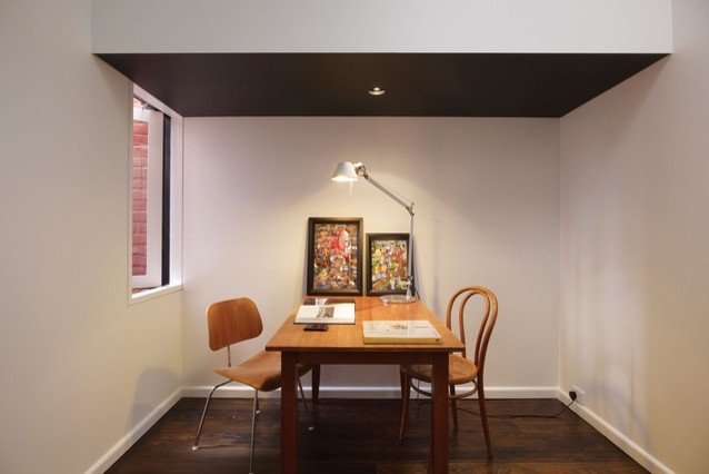 Esempio di un piccolo ufficio design con pareti bianche, parquet scuro e scrivania autoportante