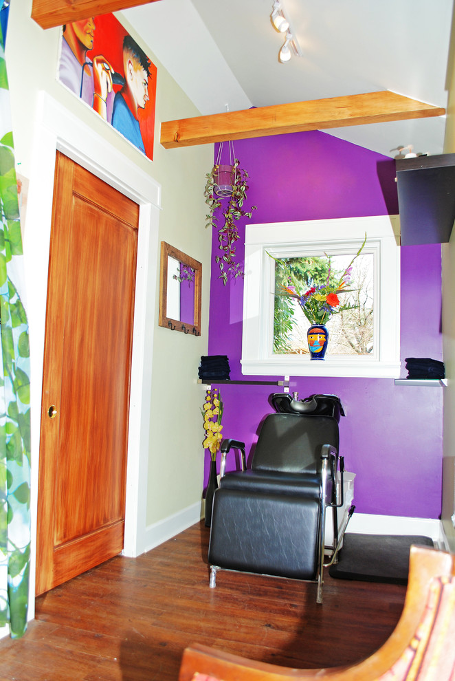 Idée de décoration pour un petit bureau bohème de type studio avec un mur violet, parquet foncé, aucune cheminée et un sol marron.