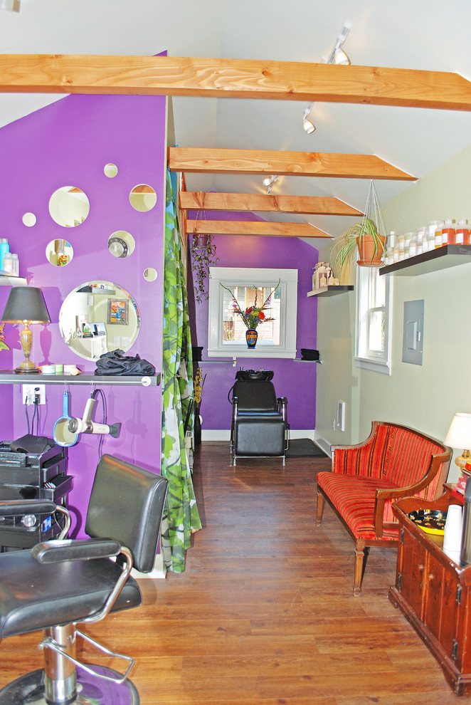 ポートランドにある小さなエクレクティックスタイルのおしゃれなアトリエ・スタジオ (紫の壁、濃色無垢フローリング、暖炉なし、茶色い床) の写真