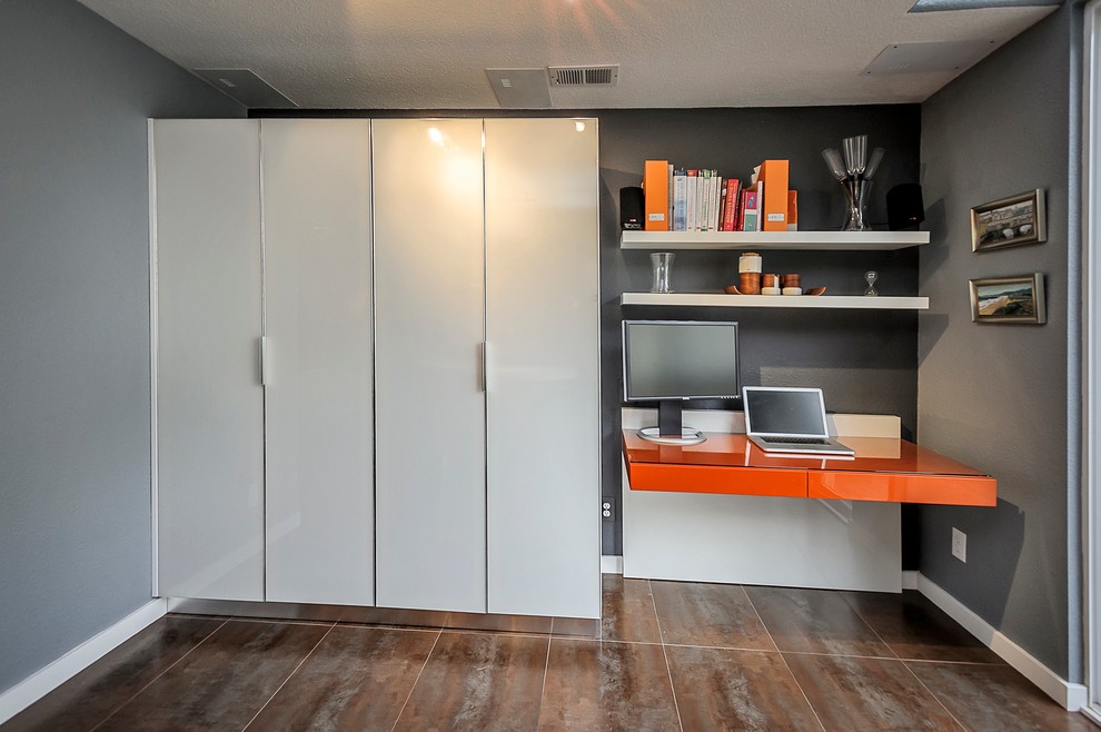 Idéer för ett mellanstort modernt arbetsrum, med grå väggar och ett inbyggt skrivbord