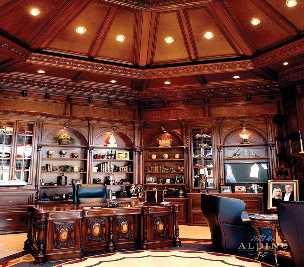 Großes Klassisches Arbeitszimmer ohne Kamin mit Arbeitsplatz, brauner Wandfarbe, Keramikboden und freistehendem Schreibtisch in Orange County