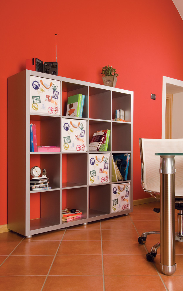 Idée de décoration pour un bureau bohème avec un mur rouge et un bureau indépendant.