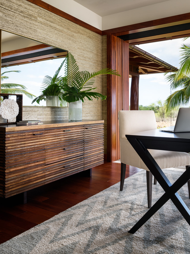 ハワイにあるラグジュアリーな広いトロピカルスタイルのおしゃれなホームオフィス・書斎 (濃色無垢フローリング、自立型机) の写真