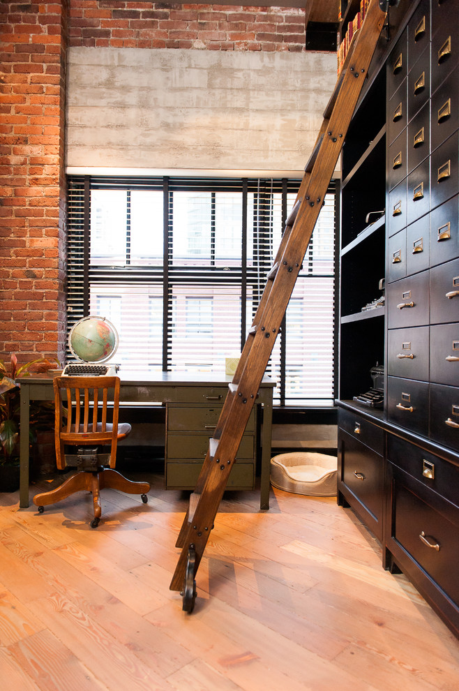 Пример оригинального дизайна: кабинет в стиле лофт с паркетным полом среднего тона и отдельно стоящим рабочим столом