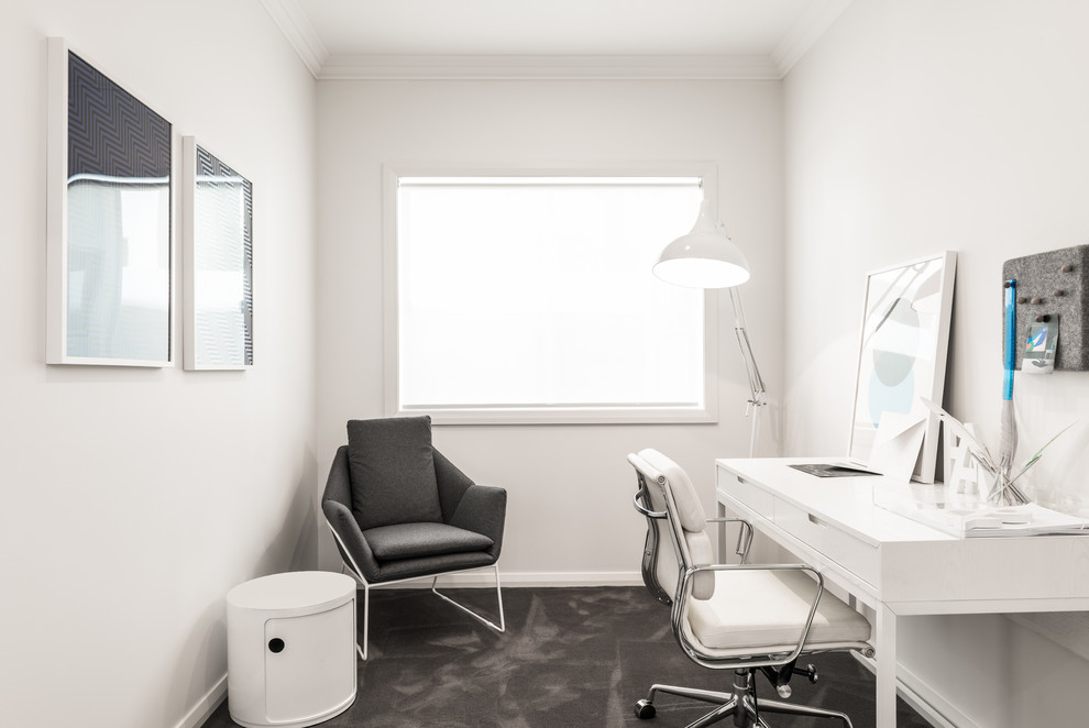 Diseño de despacho contemporáneo con paredes blancas, escritorio independiente y moqueta