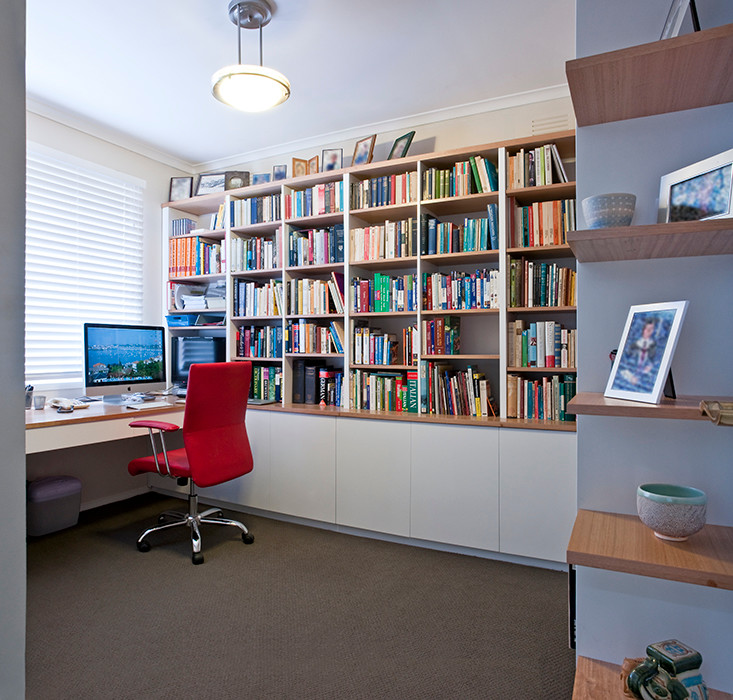 Ejemplo de despacho contemporáneo extra grande sin chimenea con paredes blancas, moqueta y escritorio empotrado