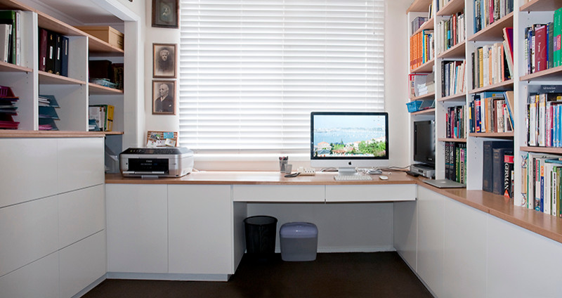 Esempio di un ampio ufficio design con pareti bianche, moquette, scrivania incassata e nessun camino