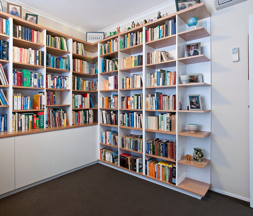 メルボルンにある巨大なコンテンポラリースタイルのおしゃれな書斎 (白い壁、カーペット敷き、造り付け机、暖炉なし) の写真