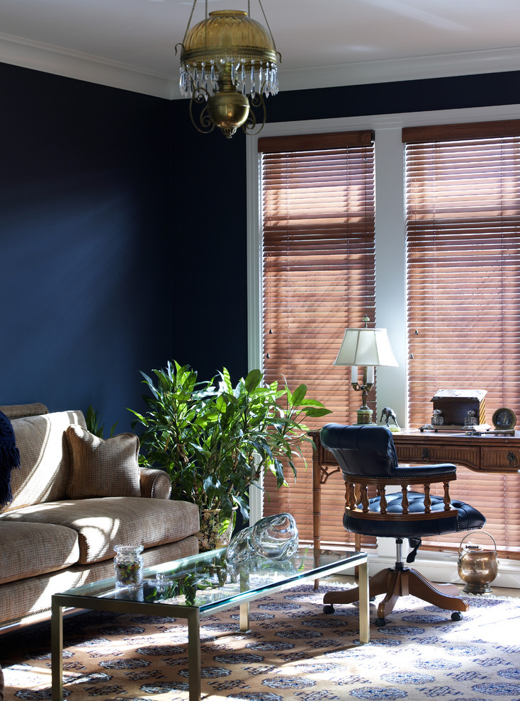 Idée de décoration pour un grand bureau tradition avec un mur bleu, un sol en bois brun et un bureau indépendant.