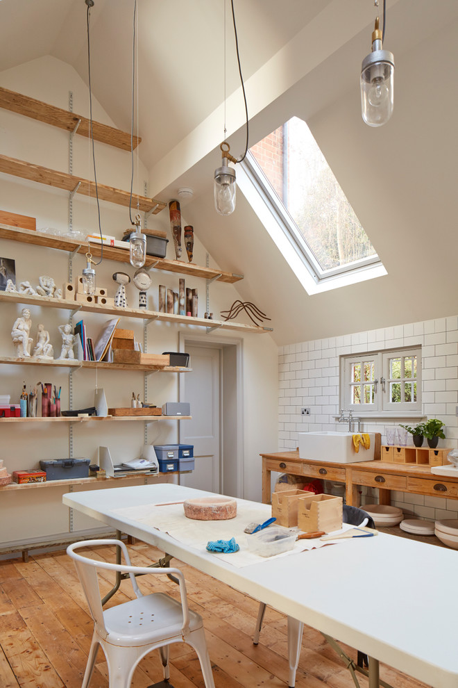 Immagine di una stanza da lavoro design con pareti bianche, pavimento in legno massello medio, scrivania autoportante e pavimento marrone