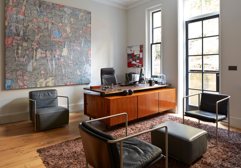 ロンドンにあるトランジショナルスタイルのおしゃれなホームオフィス・書斎 (白い壁、無垢フローリング、自立型机、茶色い床) の写真