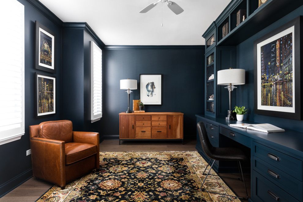 Ejemplo de despacho clásico renovado sin chimenea con paredes azules, suelo de madera oscura y escritorio empotrado
