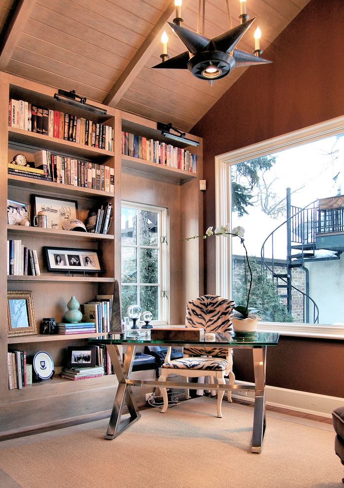 Photo of a traditional home office in Chicago with a freestanding desk.