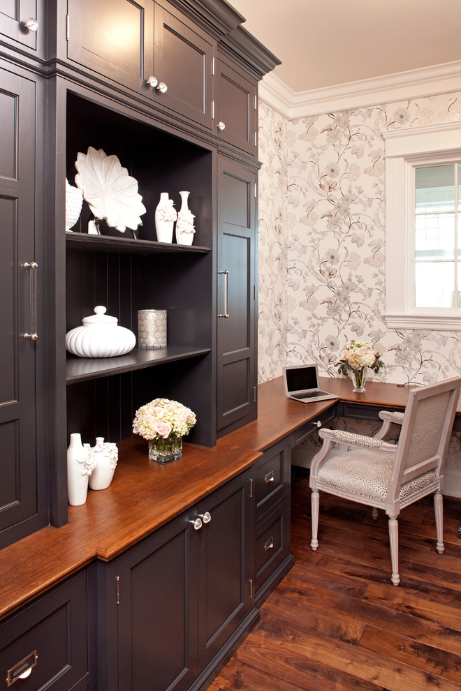 Imagen de despacho clásico con suelo de madera oscura y escritorio empotrado