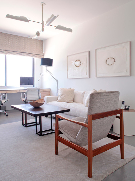 Inredning av ett modernt mellanstort arbetsrum, med vita väggar, mörkt trägolv och ett fristående skrivbord