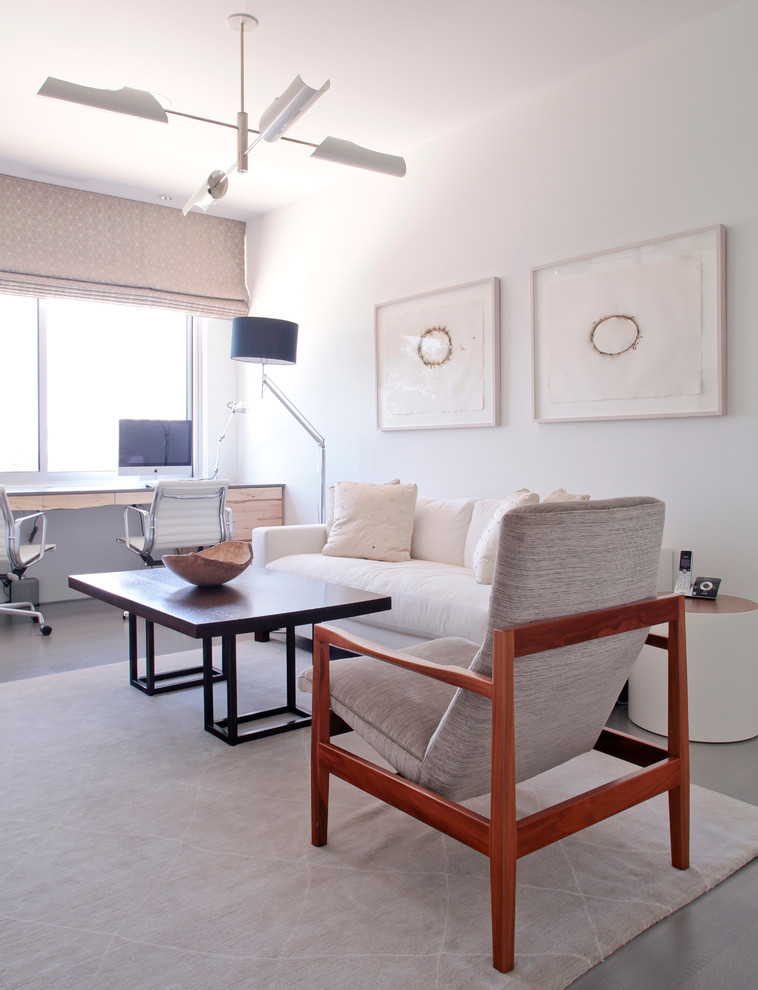 Ejemplo de despacho actual de tamaño medio sin chimenea con paredes blancas, suelo de madera oscura y escritorio independiente