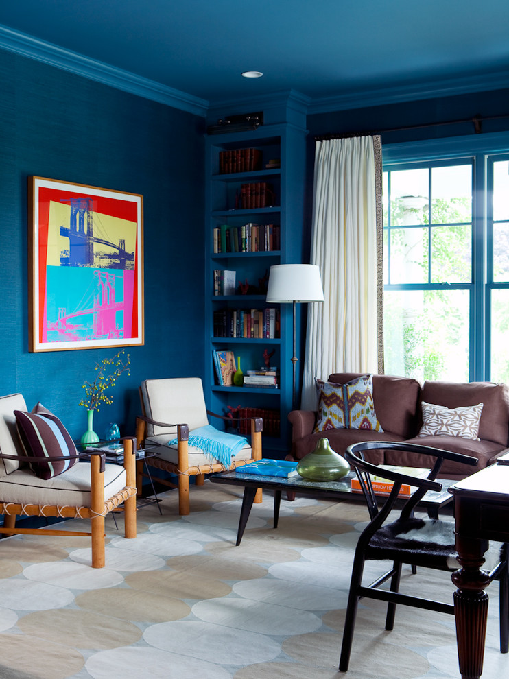 Großes Klassisches Arbeitszimmer mit Arbeitsplatz, blauer Wandfarbe, Teppichboden, freistehendem Schreibtisch und beigem Boden in New York