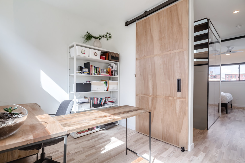 Ispirazione per un piccolo ufficio moderno con pareti bianche, parquet chiaro, nessun camino, scrivania autoportante e pavimento beige
