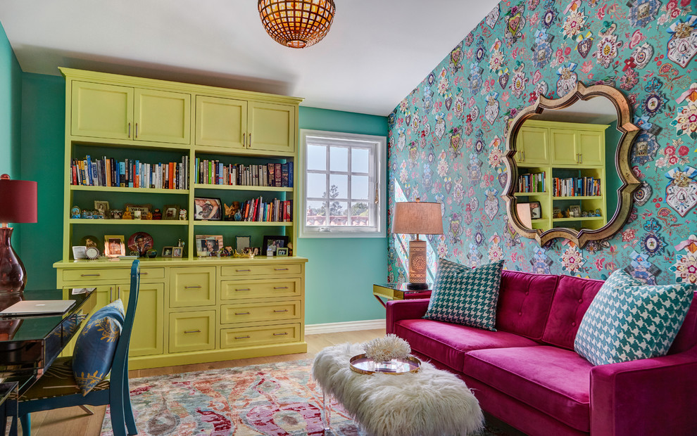 Источник вдохновения для домашнего уюта: домашняя библиотека в стиле фьюжн с разноцветными стенами и отдельно стоящим рабочим столом