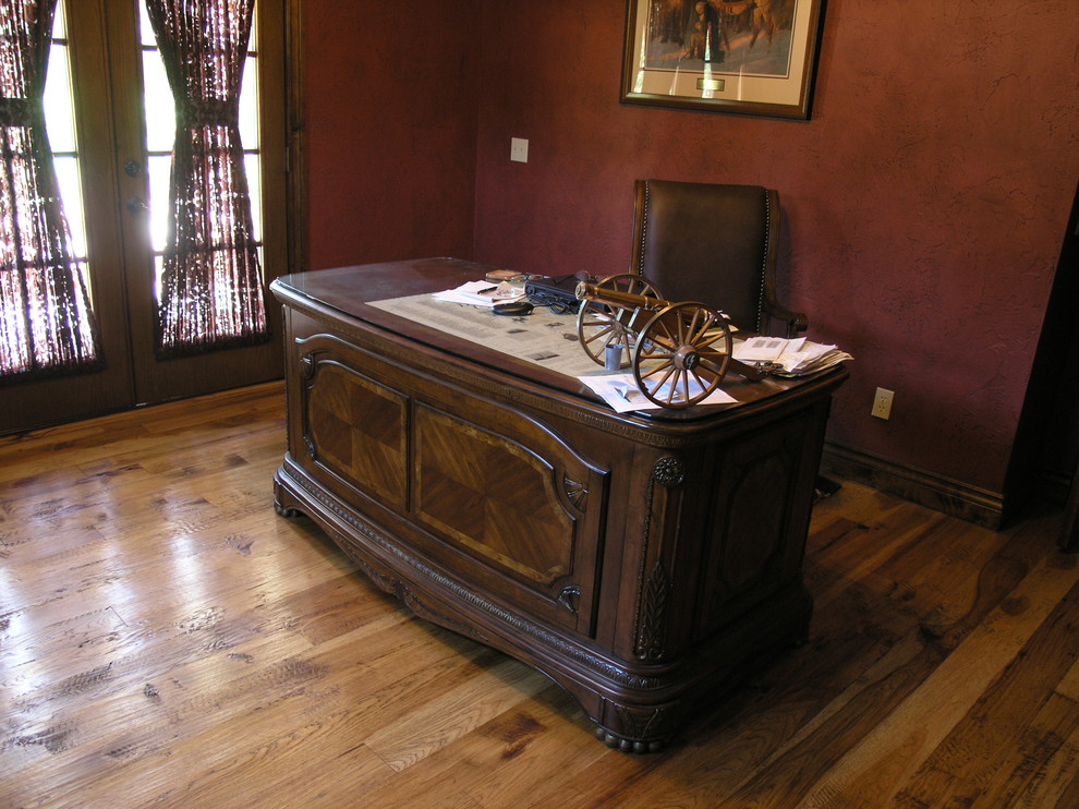Esempio di un ufficio classico di medie dimensioni con pareti beige, nessun camino, pavimento in legno massello medio e scrivania autoportante