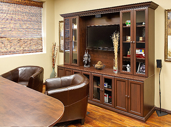 Idee per un ufficio tradizionale di medie dimensioni con pareti beige, pavimento in legno massello medio e scrivania autoportante