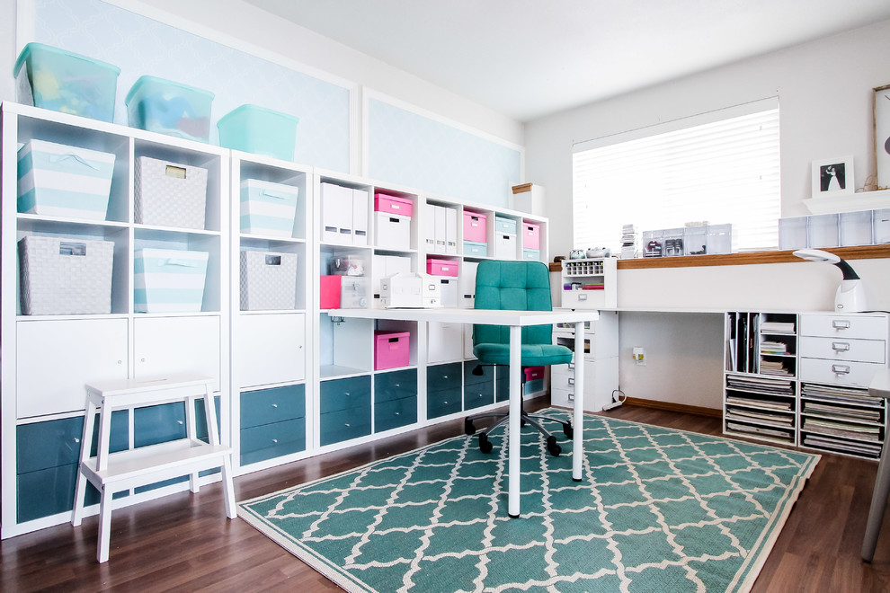 シアトルにあるお手頃価格の小さなトランジショナルスタイルのおしゃれなクラフトルーム (白い壁、ラミネートの床、造り付け机) の写真