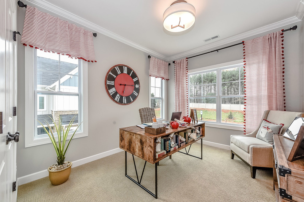 Foto de despacho campestre de tamaño medio sin chimenea con paredes grises, moqueta, escritorio independiente y suelo beige